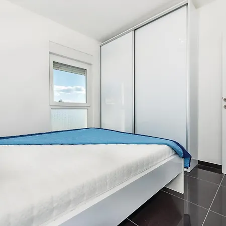 Three-bedroom In Dom wakacyjny Brodarica (Sibenik-Knin)