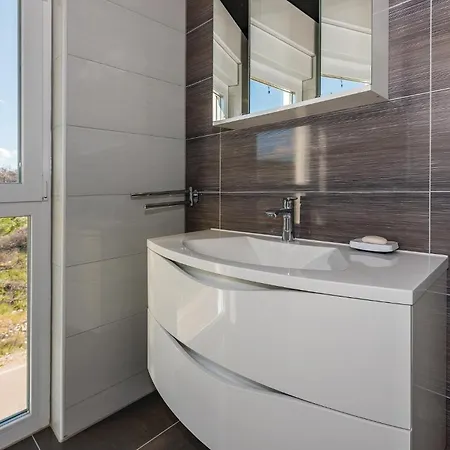 Three-bedroom In Brodarica (Sibenik-Knin)