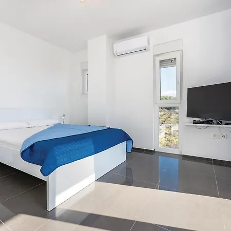 Three-bedroom In Dom wakacyjny Brodarica (Sibenik-Knin)
