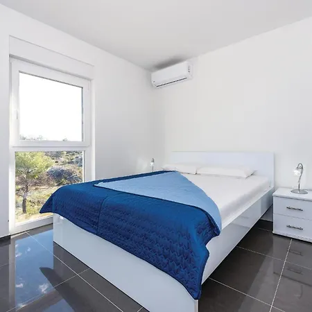 Three-bedroom In Brodarica (Sibenik-Knin)