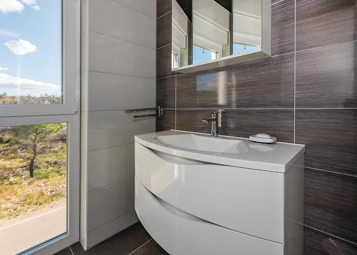 Three-bedroom In Brodarica (Sibenik-Knin)